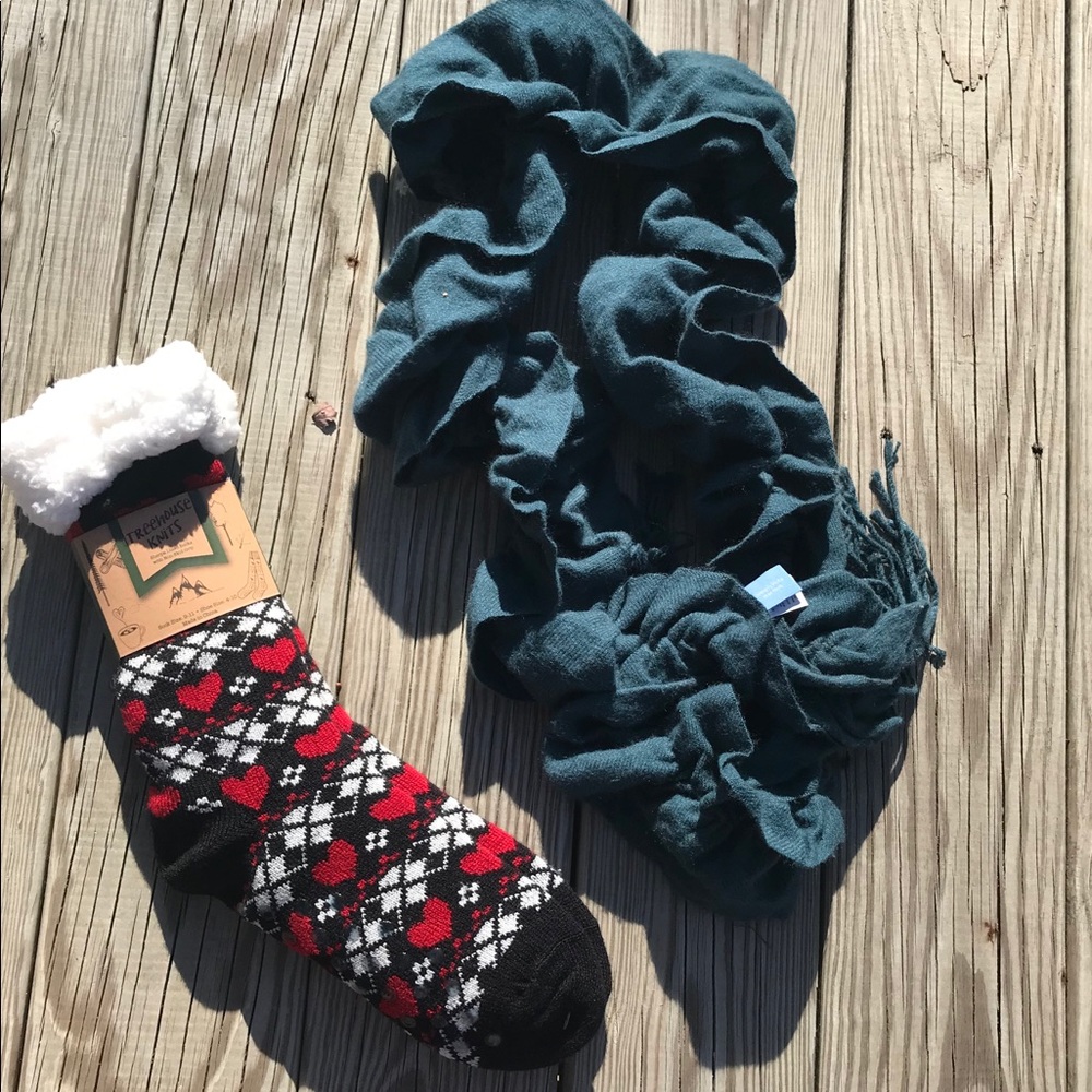 NWT Cozy Sherpa Lined Non Skid Grip Socks